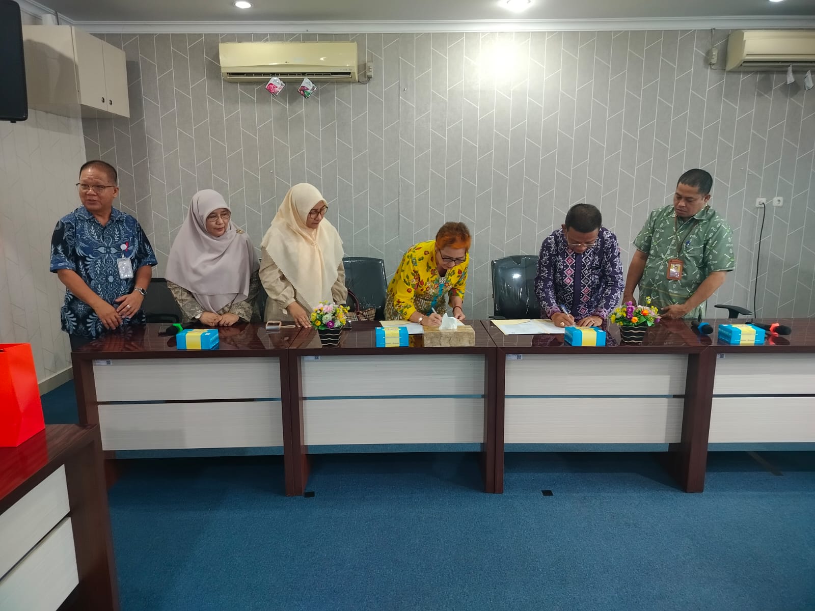 Ketua Yayasan Witama Penerus Bangsa Erna Willianti, S.H dan Dekan  FKIP Unri Prof. Dr.Jimmi Copriady, M.Si menandatangi Memorandum of Agreement (MoA), Kamis (8/1/2026).
