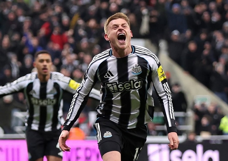 Harvey Barnes merayakan gol kemenangan dramatis Newcastle di menit-menit akhir melawan Leeds United.