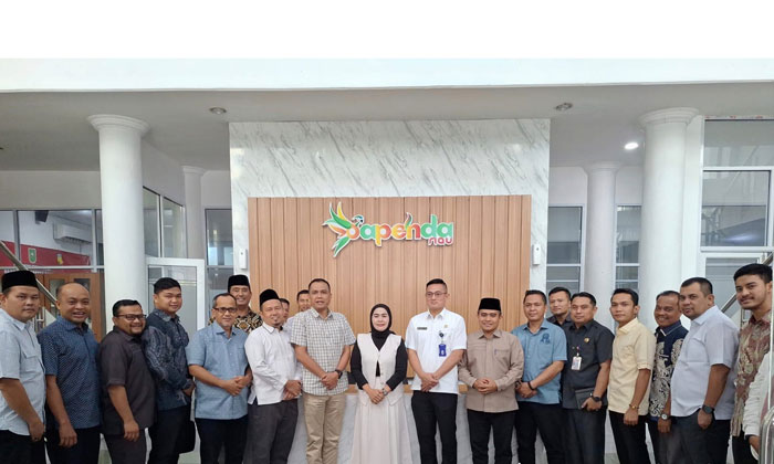 Pimpinan dan Anggota Banggar DPRD Rohul bersama Kepala BPKAD Rohul El Bizri (lima kanan) foto bersama usai silaturahmi ke Bapenda Riau, Rabu (7/1/2025).