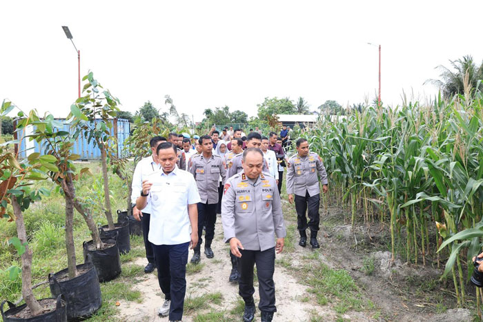 Kapolda Riau Irjen Pol Herry Heryawan bersama Walikota Pekanbaru Agung Nugroho saat meninjau lokasi Program Tabung Harmoni Hijau yang diresmikan pada Rabu (7/1/2026).