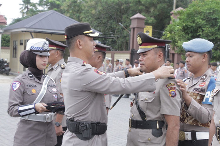 Kapolres Inhu, AKBP Fahrian Saleh Siregar SIK MSI memasangkan tanda pangkat kepada pejabat yang dimutasi, Kamis (8/1/2026).