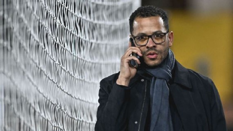 Manajer baru Chelsea, Liam Rosenior, menghadiri pertandingan Liga Premier melawan Fulham pada hari Rabu.