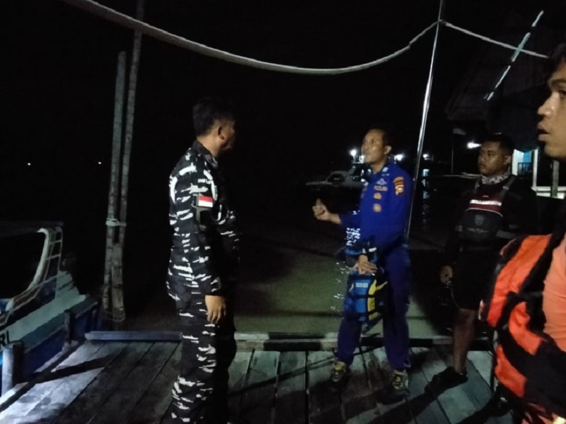 Personel Pos TNI Angkatan Laut Bengkalis bersama Satpol Airud melakukan evakuasi penjemputan kapal Basarnas yang kehabisan BBM saat melakukan pencarian korban ABK KM Makmur Jaya 89 diduga terjatuh.