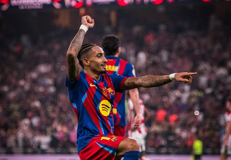 Raphinha melakukan selebrasi usai mencetak gol bagi Barcelona saat mengalahkan Athletic Bilbao 5-0 pada semifinal Piala Super Spanyol di Arab Saudi.