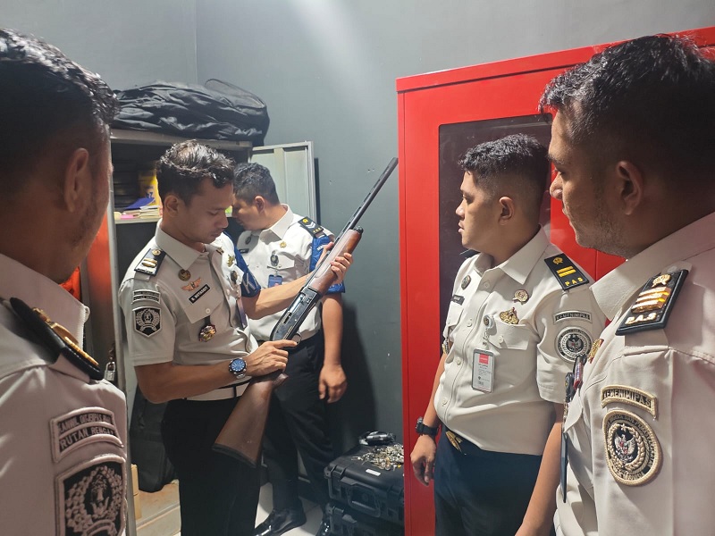 Kepala KPR Roby C Hutasoit saat pengecekan kelengkapan dan kondisi senjata beserta amunisi bagi pegawai, Rabu (7/1/2026)