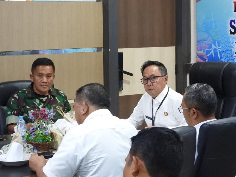 Sekda Bengkalis Ersan Saputra memimpin rapat percepatan pelaksanaan pembangunan Kantor Koperasi Merah Putih di semua desa dan kelurahan se-Kabupaten Bengkalis, di Kantor Bupati, Kamis (8/1/2026).