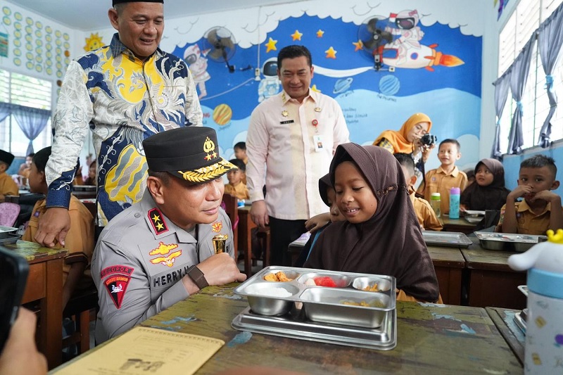 Kapolda Riau Irjen Pol Herry Heryawan saat meninjau aktivitas pemanfaatan MBG di sekolah di Pekanbaru, Kamis (8/1/2026).