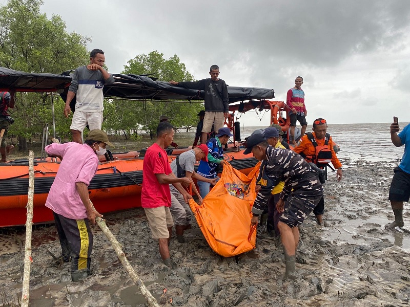 Tim SAR Gabungan berhasil menemukan 2 mayat, selain jasad ABK KM Makmur Jaya 89, juga ditemukan jasad warga Malaysia pada, Rabu (7/1/2026) siang.