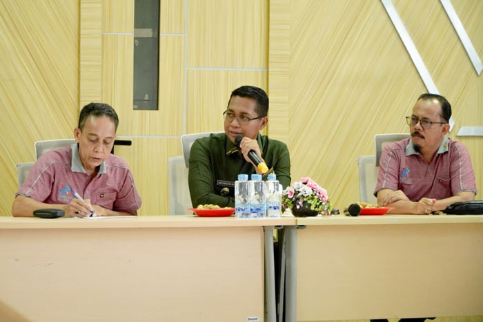 Wabup Rohil Jhony Charles didampingi Kepala Diskominfotiks H Mursal dan Kabid IKP Juni Rahmad.