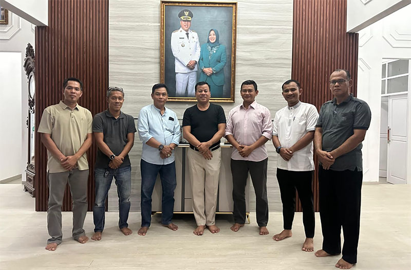 Tim Mancing Mania Kuansing (MMK) bersama Bupati H Suhardiman Amby usai membahas pelaksanaan lomba mancing mania, Kamis (8/1/2026).