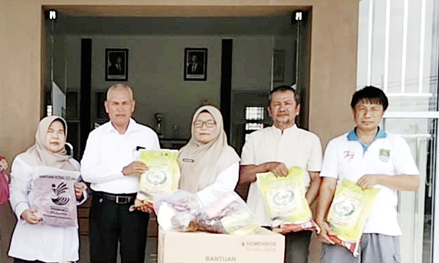 Dinsos P3A Rohul menyalurkan secara simbolis bantuan sembako dan sandang kepada tiga korban kebakaran di Kelurahan Ujungbatu di Kantor Camat Ujungbatu, Kamis (8/1/2026).
