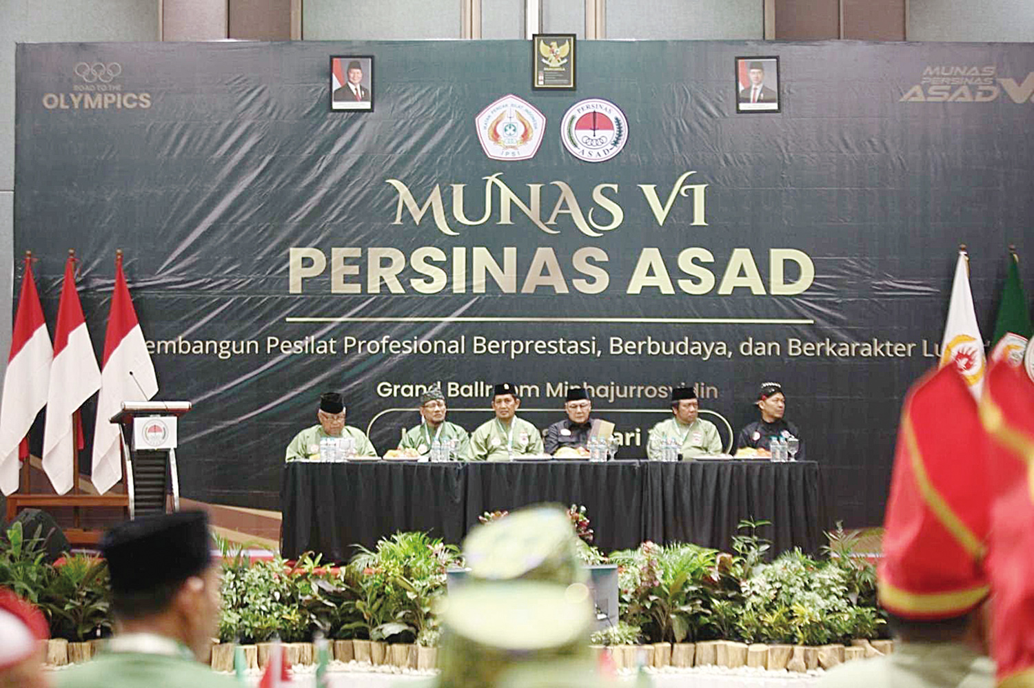 Ketua umum PB IPSI Benny Gautama Sumarsono (tiga kanan), Ketua Umum PB Persinas Asad Brigadir Jendral Purn TNI Agus Susarso (kiri), dan pengurus PB Persinas Asad lainnya saat pembukaan Munas VI.