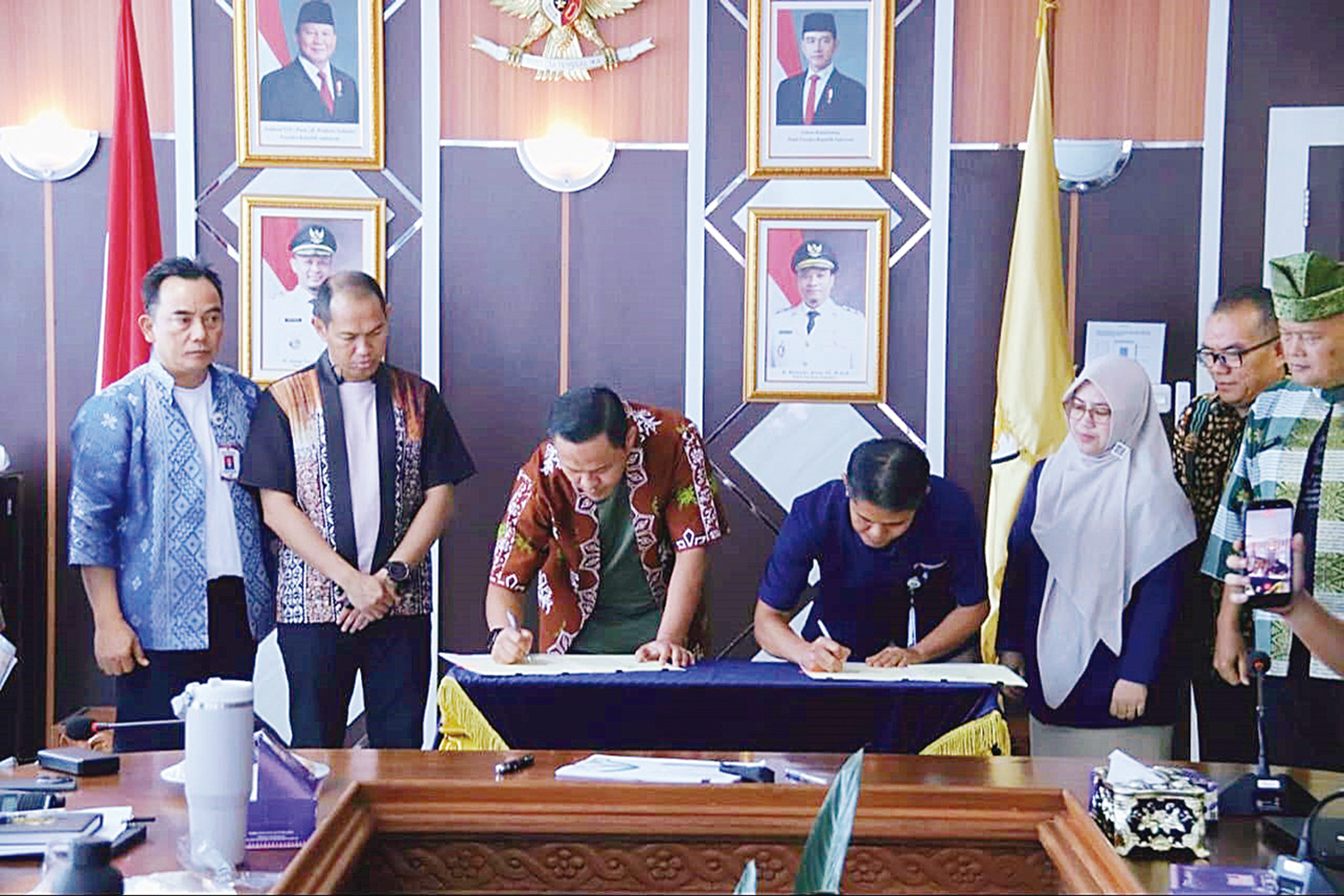 Wali Kota Pekanbaru Agung Nugroho dan Kepala Bagian Kepesertaan BPJS Kesehatan Pekanbaru Gunardi Chandra menandatangani  kesepakatan kerja sama program UHC di kompleks perkantoran pemko pekanbaru.
