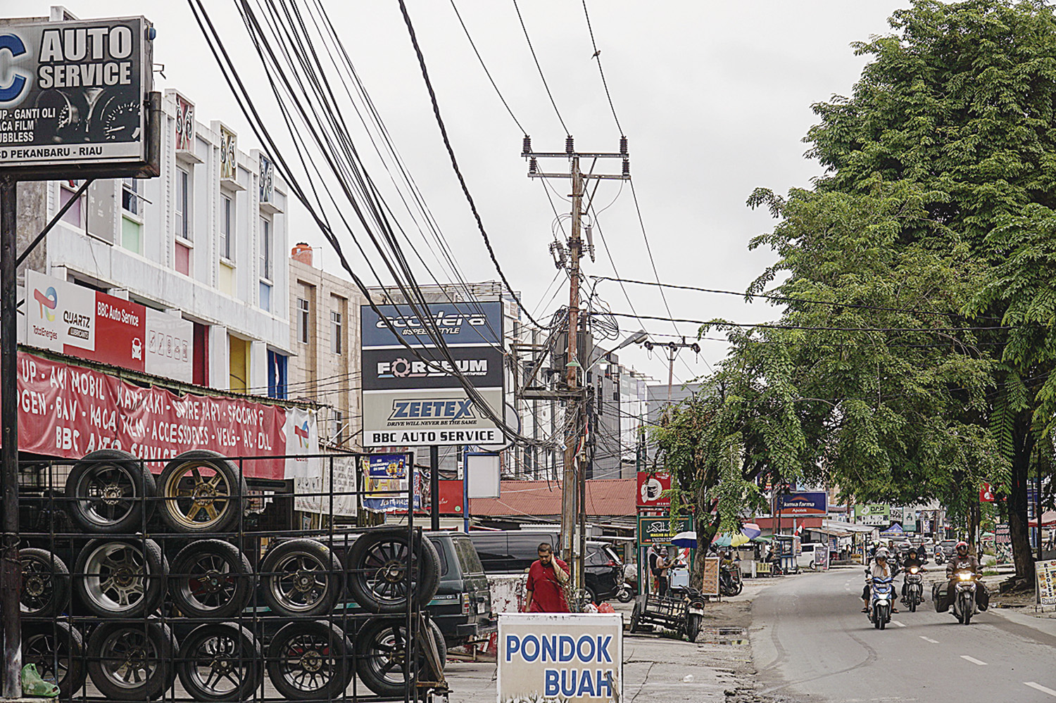 Jaringan kabel fiber optik yang semraut di kawasan Jalan Paus, Pekanbaru, Selasa (6/1/2026) Pemerintah Kota Pekanbaru akan segera menertibkan jaringan fiber optik yang semaraut.