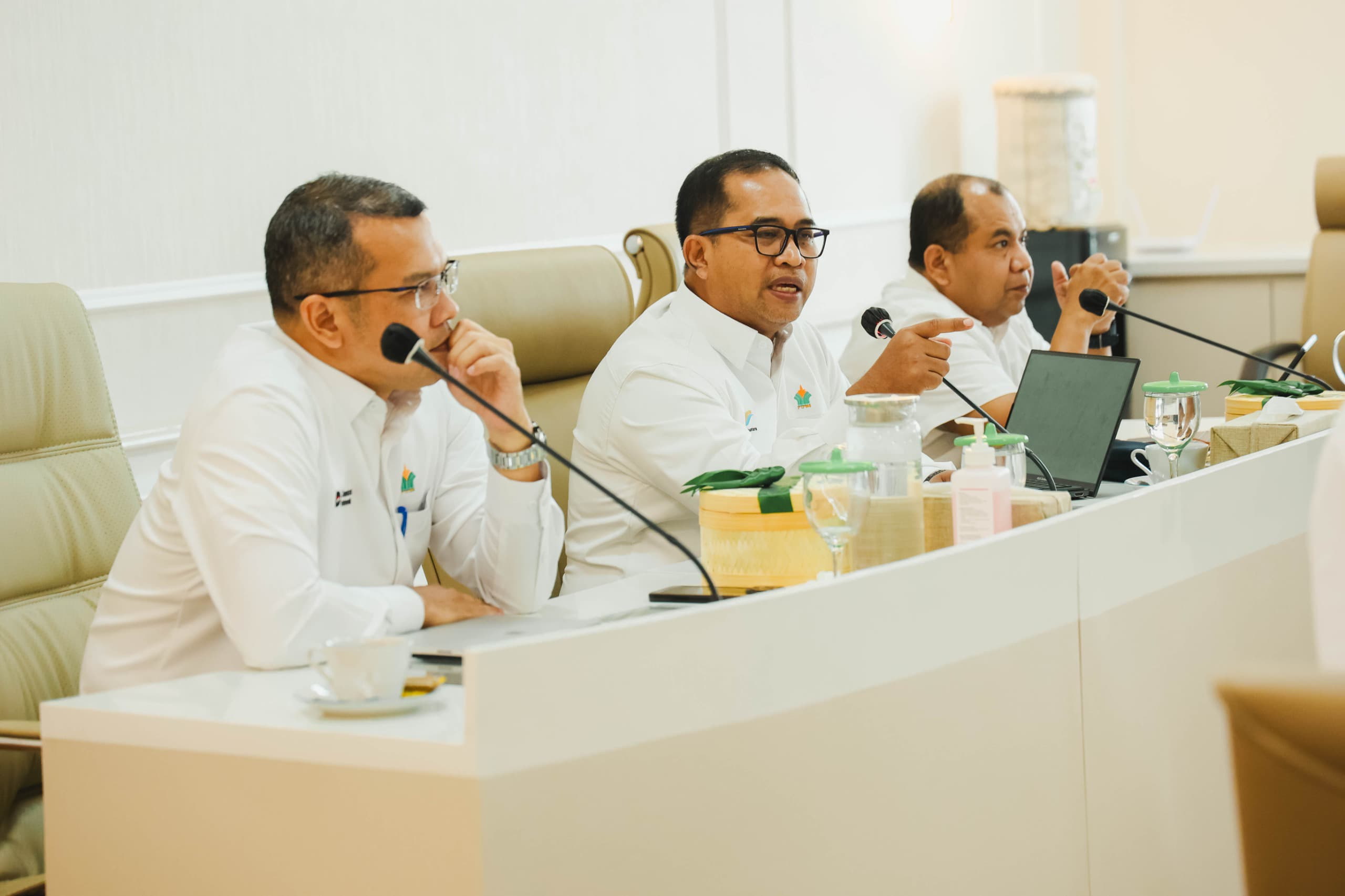 Region Head PTPN IV Regional III Bambang Budi Santoso bersama Operation Head Sori Ritonga dan Business Support Head Achmedi Akbar saat memimpin rapat memperkuat konsolidasi internal