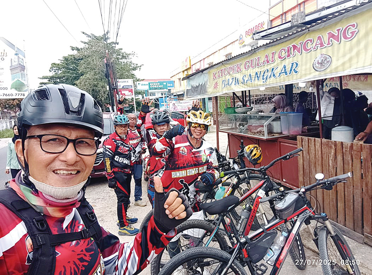 Anggota Rumbai Gowes Club foto bersama usai menggelar gowes bersama, beberapa waktu lalu.
