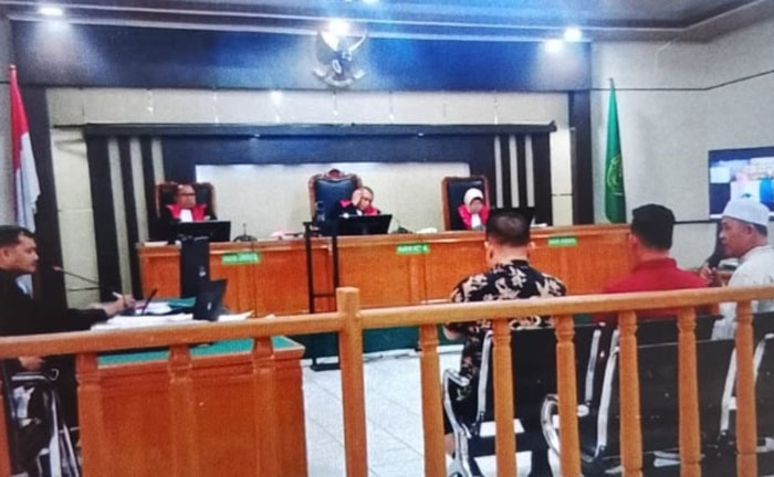 Bupati Inhil Herman (peci putih) bersaksi di hadapan Majelis Hakim Pengadilan Tipikor Pekanbaru para perkara korupsi penyaluran paket premium Ramadan Baznas Inhil 2024, Jumat (9/1/2026).