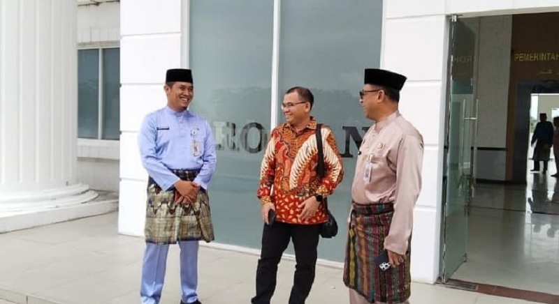 Sekdakab Rohil H Fauzi Efrizal bersama Ketua Pansel UKK Direksi/Komisaris PT SPRH, Profesor Junaidi (tengah) di depan Kantor Bupati Rohil di Bagansiapiapi, Jumat (9/1/2025).