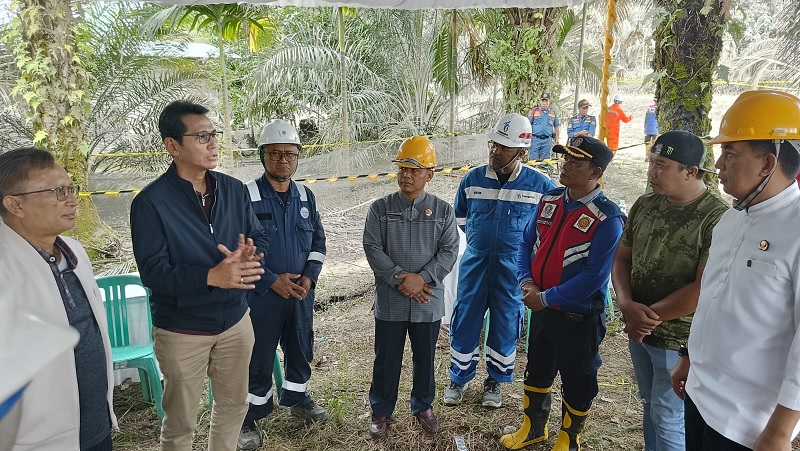 Sekda Kabupaten Inhu, Zulfahmi Adrian AP MSI bersama sejumlah pejabat dan pihak kepolisian saat meninjau pipa gas bocor di Desa Tani Makmur, Jumat (9/1/2026).
