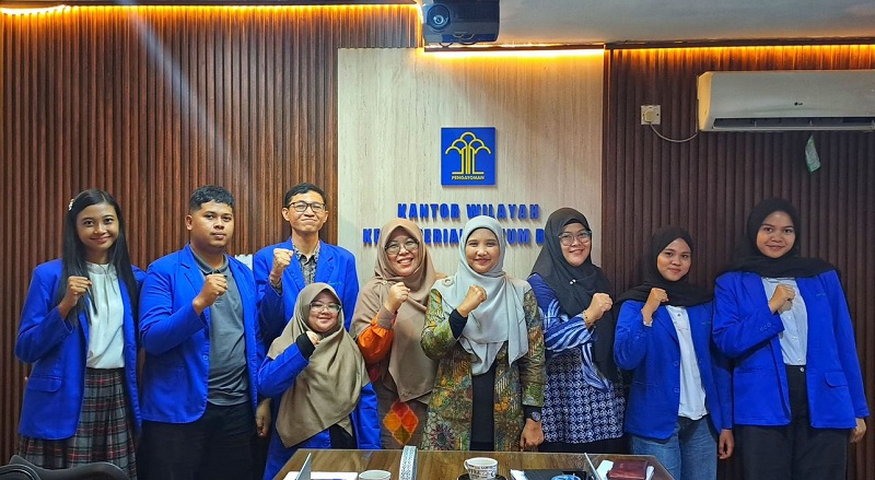 Kepala Divisi P3H Kanwil Kemenkum Riau Yeni Nel Ikhwan berfoto bersama Dosen dan mahasiswa Informatika PCR di ruang kerjanya pada Kamis (8/1/2026).