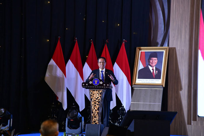 Menkum RI Supratman Andi Agtas beri arahan pada kegiatan Penandatanganan Komitmen Bersama Pembangunan Zona Integritas.