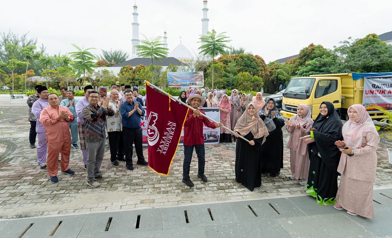 Pembina Yayasan Abdurrab Dr dr Susiana Tabrani MPd, Ketua Yayasan Abdurrab dr Ivan Tabrani MKes, Rektor Prof Susi Endrini SSi MSc PhD melepas keberangkatan tim relawan ke Aceh.