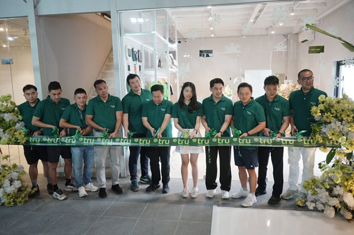 Para owner melakukan pemotongan pita saat Grand Opening Tru Padel Club di Jalan Riau Pekanbaru, Jumat (9/1/2026).