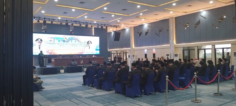 Wawako Pekanbaru Markarius Anwar saat melantik dan pengambilan sumpah/janji jabatan pimpinan tinggi pratama, jabatan administrator, jabatan pengawas, serta jabatan fungsional Pemko Pekanbaru.