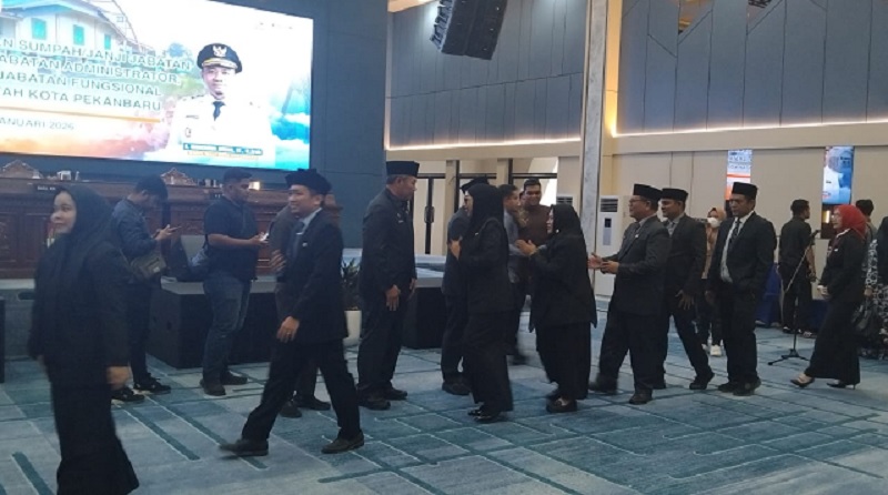 43 pejabat di lingkungan Pemko Pekanbaru resmi dilantik Wawako Markarius Anwar.