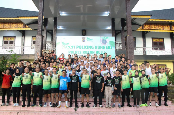 Kapolres Rohul AKBP Emil Eka Putra didampingi PJU dan Komunitas Pecinta lingkungan foto bersama usai giat Green Policing Runners, Kamis (8/1/2025) petang.