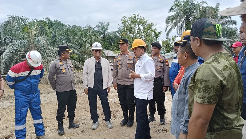 Pihak PT TGI saat mendampingi Sekda Kabupaten Inhu, Zulfahmi Adrian AP MSI saat meninjau lokasi pipa gas yang mengalami bocor, Jumat (91/2026). Foto Kasmedi