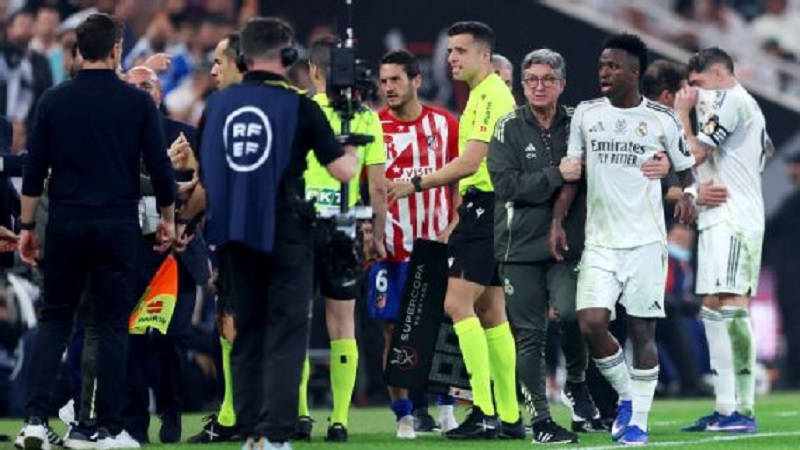 Vin&iacute;cius J&uacute;nior terlibat dalam beberapa pertukaran kata-kata dengan Diego Simeone selama pertandingan Real Madrid melawan Atletico Madrid di Supercopa pada JUmat (9/1/2026) dini hari WIB.