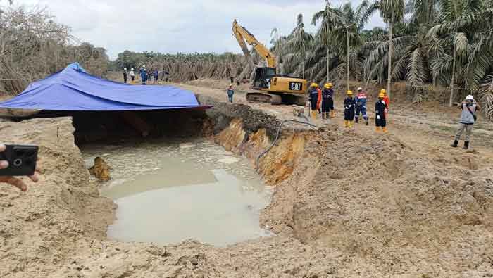 Bekas ledakan pipa gas milik PT Transportasi Gas Indonesia di Desa Tani Makmur, Kecamatan Rengat Barat, Kabupaten Indragiri Hulu (Inhu) ditutup terpal, Jumat (9/1/2026