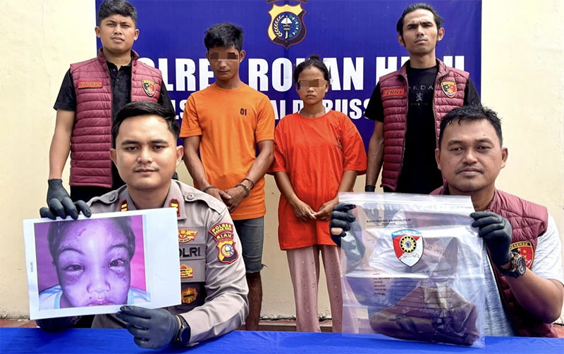 Kedua orang tua korban berinisial YG dan MVM mengenakan baju tahanan saat diamankan di Mapolsek Bonai Darussalam, Jumat (10/1/2026) malam.