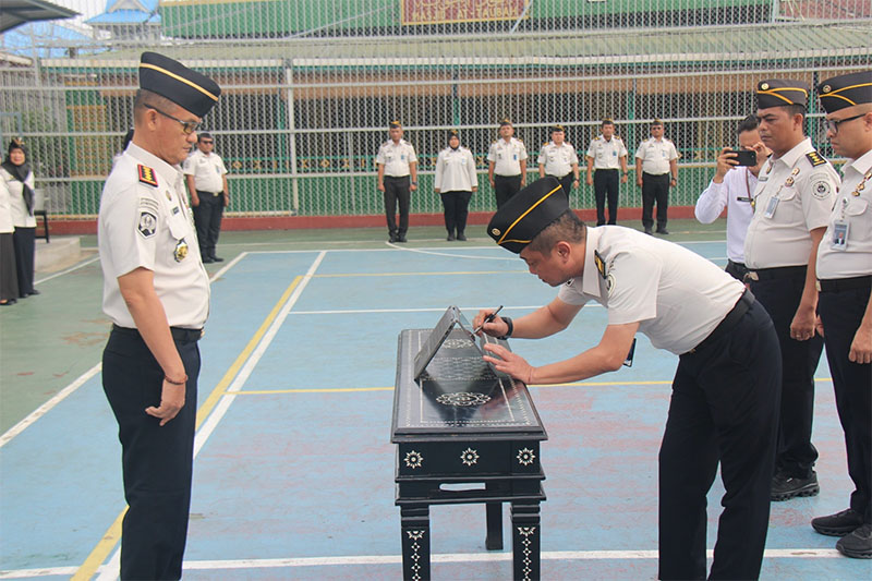 Kepala Lapas Kelas IIA Pekanbaru Yuniarto, saksikan jajaran tandatangani janji kinerja usai dekalarasi integritas, Sabtu (10/1/2026).