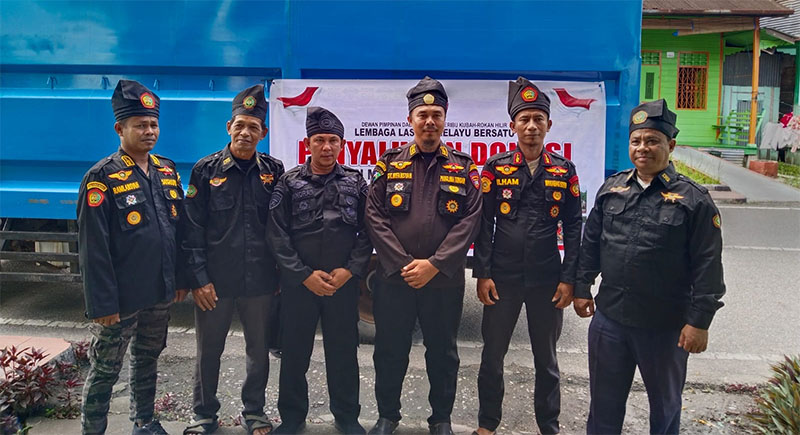 Panglima Harian LLMB Rohil Irfansyah bersama pengurus, di sela pemberangkatan bantuan untuk korban bencana di Sumatera.