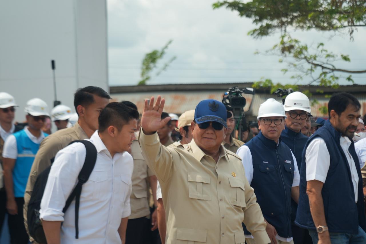 Presiden Republik In&shy;donesia, Prabowo Subianto (depan) saat me&shy;nin&shy;jau progres pembangunan Rumah Hunian Da&shy;nantara (Huntara) di Aceh Tamiang pada Kamis (1/1/2026).