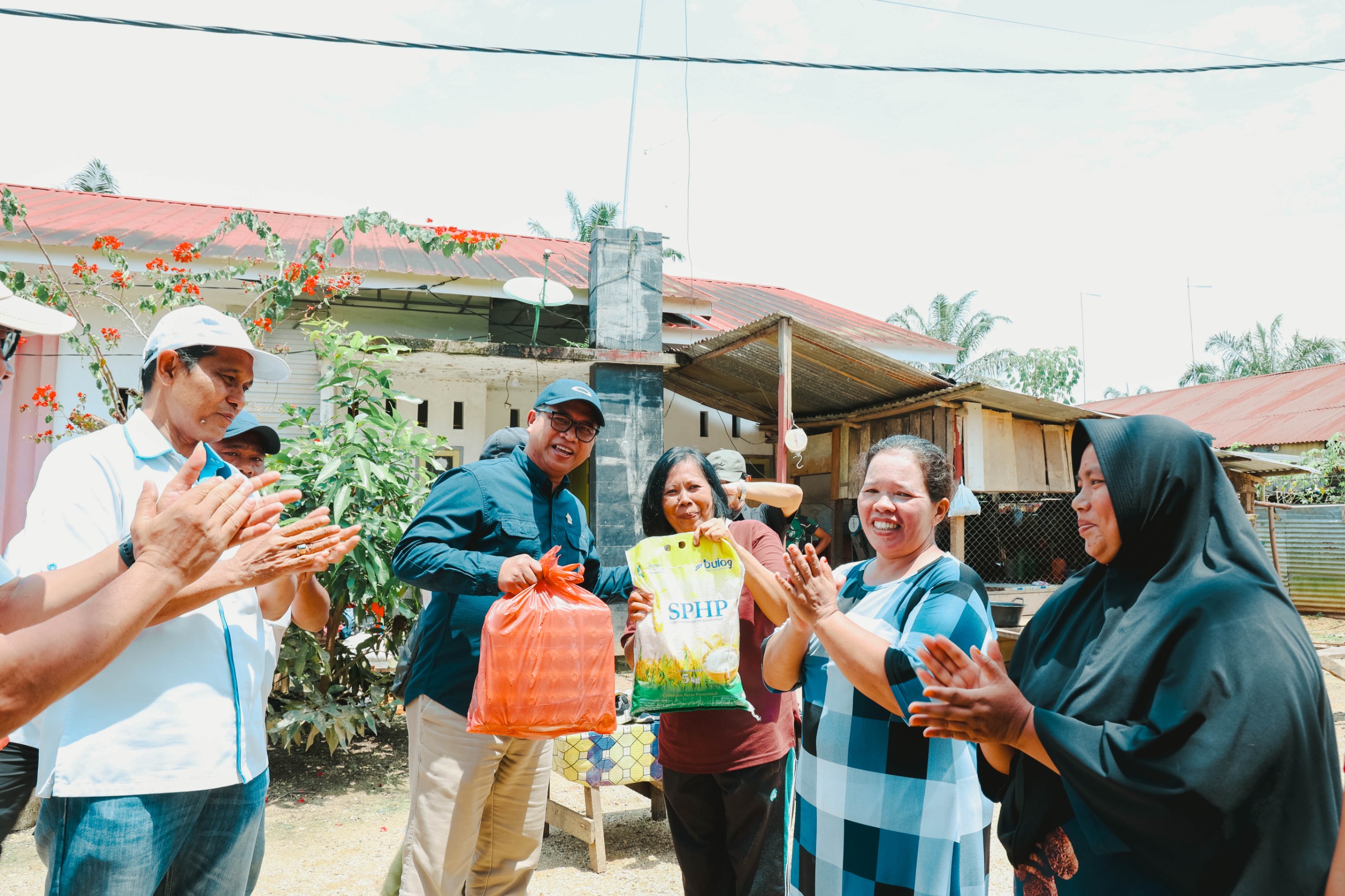 Region Head PTPN IV Regional III Bambang Budi Santoso saat menyalurkan langsung bantuan kepada korban terdampak banjir, beberapa waktu lalu.