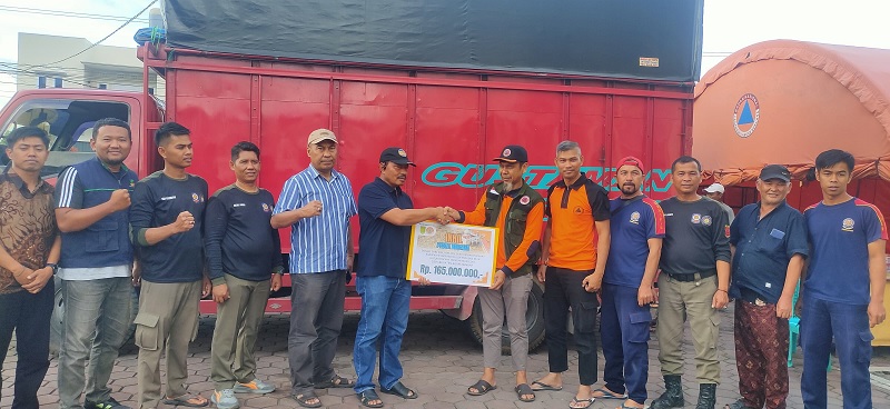 Perwakilan dari BPBD Inhil menyerahkan bantuan uang tunai dan sembako ke Kabupaten Agam, Provinsi Sumatera Barat, Sabtu (10/1/2026).