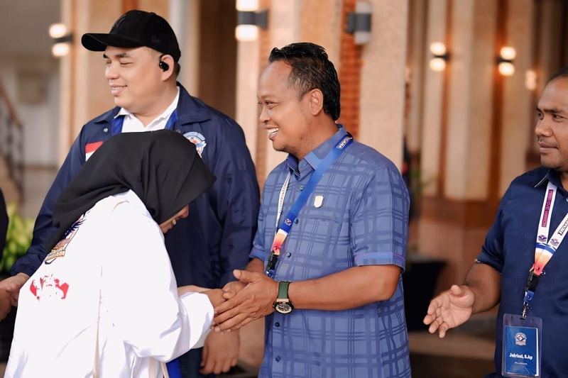 Ketua Fraksi Nasdem bersalaman dengan peserta RBN di Ruang Paripurna Gedung DPRD Siak di Jalan Panglima Ghimbam, Sabtu (10/1/2025).