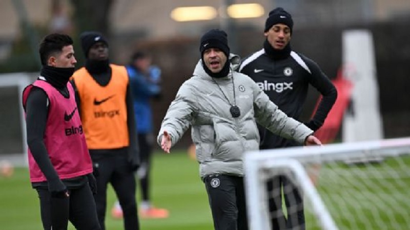 Liam Rosenior akan melakoni pertandingan pertamanya sebagai pelatih Chelsea di Piala FA.