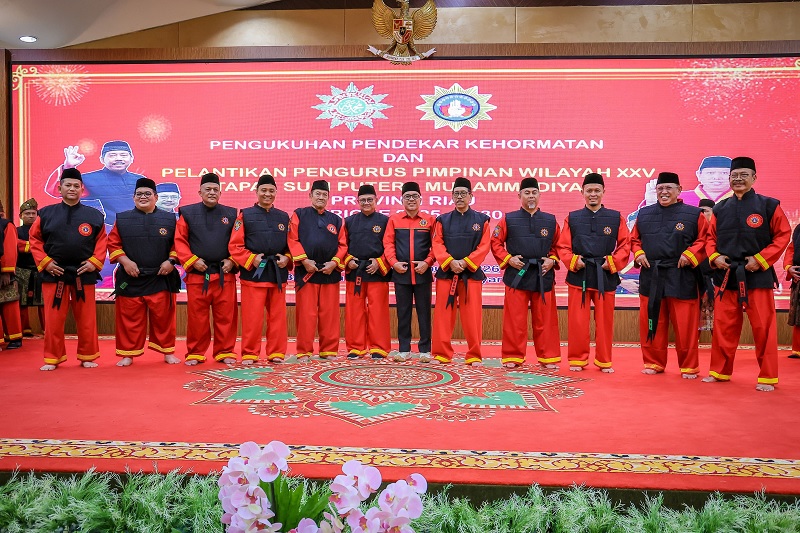 Wali Kota (Wako) Pekanbaru Agung Nugroho dan Wakil Wali Kota (Wawako) Pekanbaru Markarius Anwar menerima kehormatan sebagai Pendekar Kehormatan Tapak Suci.