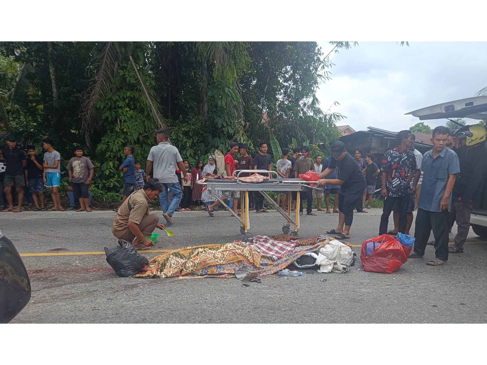 Dua bersaudara, Delmarc (18) dan Charina (20) meninggal setelah motor yang dikendarai kecelakaan dengan truk di Jalan Raya Pekanbaru&ndash;Bangkinang KM 36, Desa Koto Parambahan, Kampa, Ahad (11/1/2026).