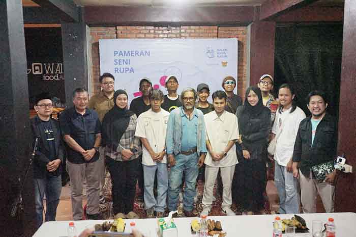 Kepala Galeri Hang Nadim (GHN), Furqon LW (paling kiri), foto bersama dengan tamu undangan dan pameris dalam sebuah pameran seni rupa di Purna MTQ Pekanbaru, beberapa waktu lalu.