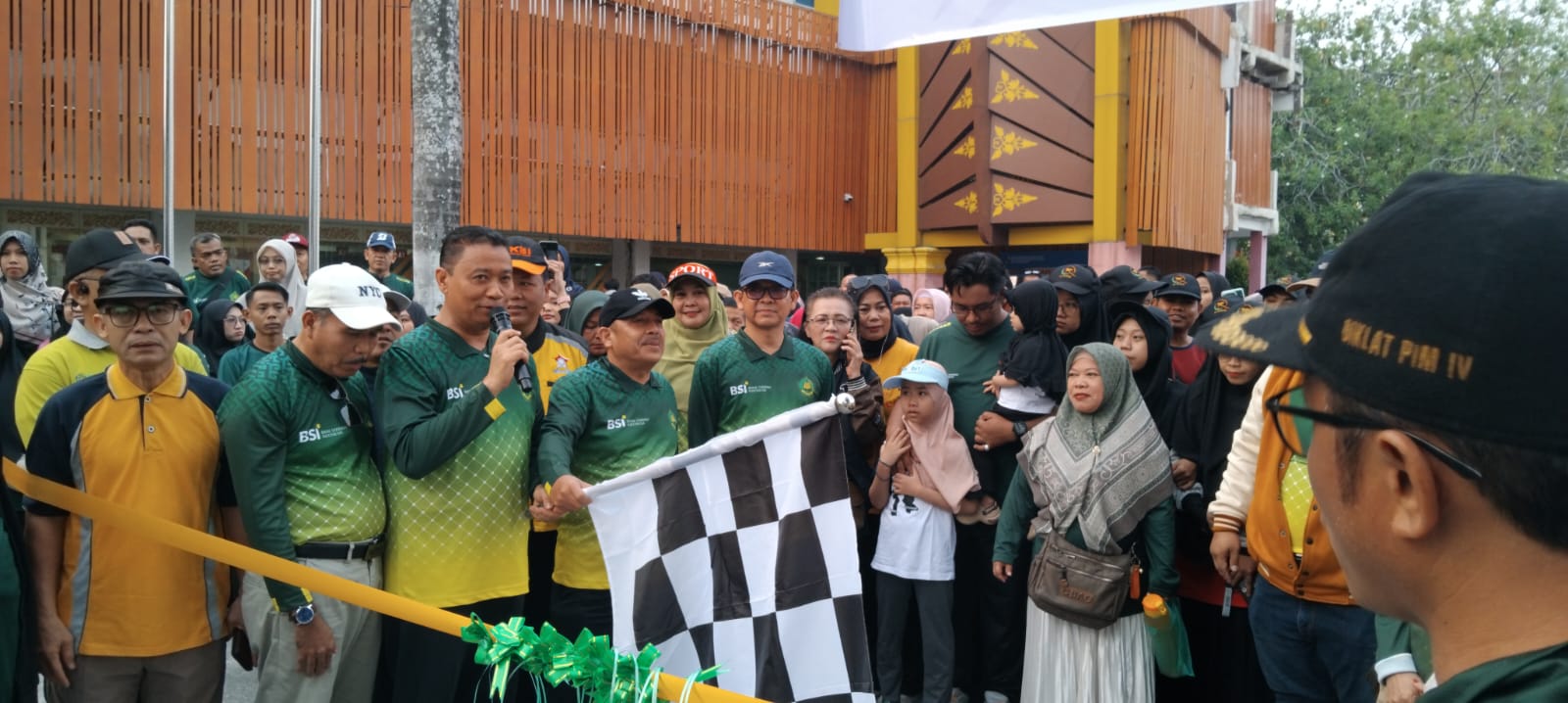 Ft: Wakil Wali Kota (Wawako) Pekanbaru, Markarius Anwar, mengikuti kegiatan Jalan Sehat Kerukunan dalam rangka memperingati Hari Amal Bakti (HAB) ke-80 Kementerian Agama tingkat Kota Pekanbaru