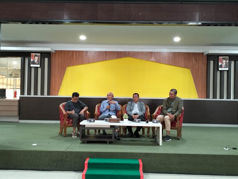 Moderator Dr Haris Simaremare (kiri) memandu diskusi LPIP bersama Prof Jaswar Koto, Prof Edi Erwan dan Indra Purnama PhD di Aula Pustaka Unilak, Sabtu (10/1/2026).