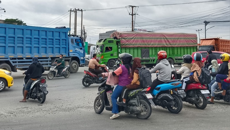 Para pengendara motor mengantre saat melintas di Simpang Garuda Sakti, Panam, Kamis (8/1/2026).