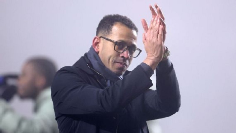 Liam Rosenior memberikan tepuk tangan kepada para penggemar setelah kemenangan Chelsea di Piala FA melawan Charlton.