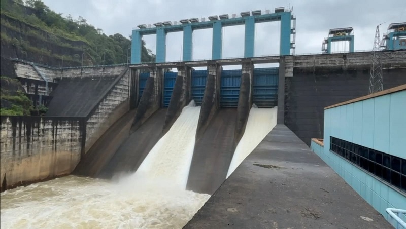 Dua pintu pelimpahan (spillway) PLTA Koto Panjang masih dibuka dengan ketinggian masing-masing 50 sentimeter, Ahad (11/1/2026).