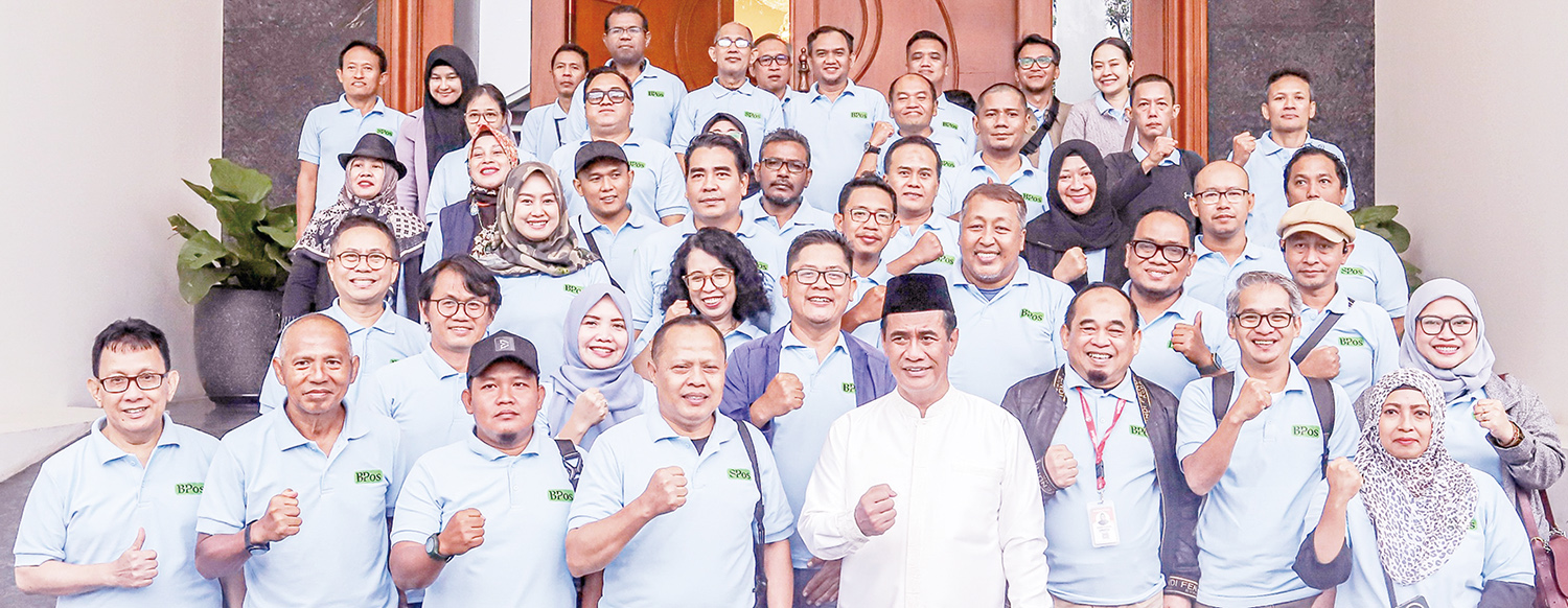 Menteri Pertanian Andi Amran foto bersama pimpinan Jawa Pos Group usai pertemuan di kawasan Kalibata, Jakarta, Ahad (11/1/2026).